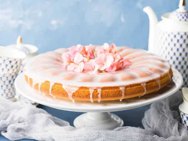 Bundt cake met frosting. Feestelijke traktatie Lentebloemen — Stockfoto