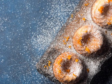 Bundt kek koyu arka plan ve hizmet yönetim kurulu