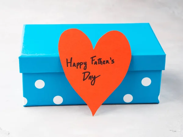 Blaue Schachtel zum Vatertag mit rotem Herz — Stockfoto