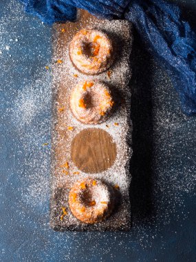 Bundt kek koyu arka plan ve hizmet yönetim kurulu