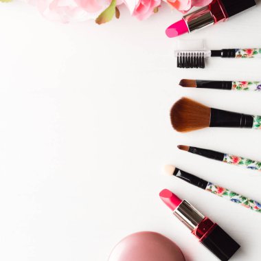 Ürünler ve araçlar ile beyaz üzerine pembe Gül çiçek makyaj