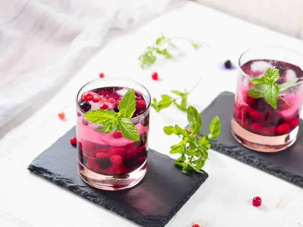 Frischer Sommercocktail mit Beeren und Minze — Stockfoto