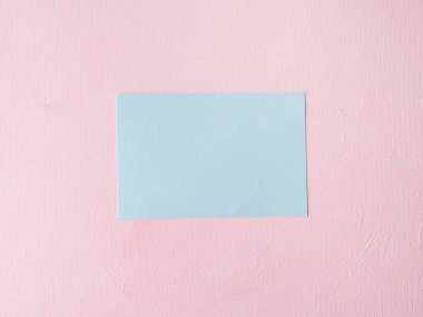 Pembe dokulu arka plan üzerinde pastel yeşil kart
