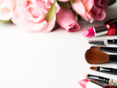 Ürünler ve araçlar ile beyaz üzerine pembe Gül çiçek makyaj
