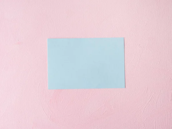 Tarjeta verde pastel sobre fondo texturizado rosa — Foto de Stock