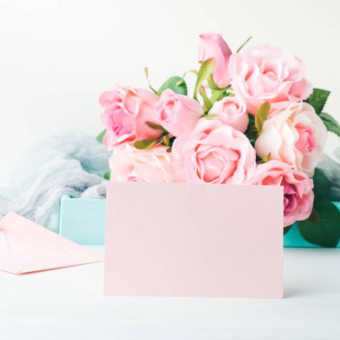 Boş kağıt pembe kart Sevgililer günü ve gül Davetiyesi