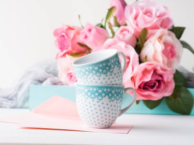 Boş kağıt pembe kart Sevgililer günü ve gül Davetiyesi