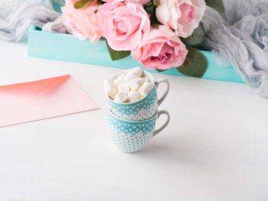 İki bardak Sevgililer günü zarf ve gül kartı