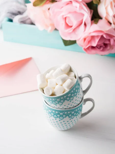 Twee kopjes kaart Valentijnsdag envelop en rozen — Stockfoto