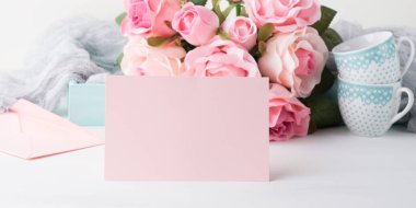 Boş kağıt pembe kart Sevgililer günü ve gül Davetiyesi