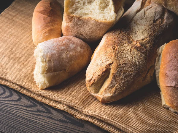 Свежеиспечённый хлеб на тёмном деревянном фоне — стоковое фото