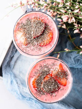 Yoğurt çilek meyve haddelenmiş yulaf parfe