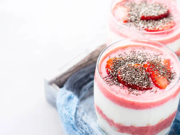 Parfait de fruta de fresa de yogur con avena laminada — Foto de Stock