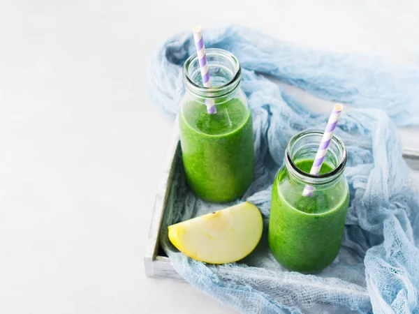 Comida saludable concepto espinaca verde smoothie desayuno — Foto de Stock