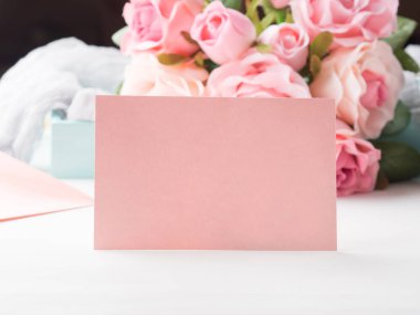Boş kağıt pembe kart Sevgililer günü ve gül