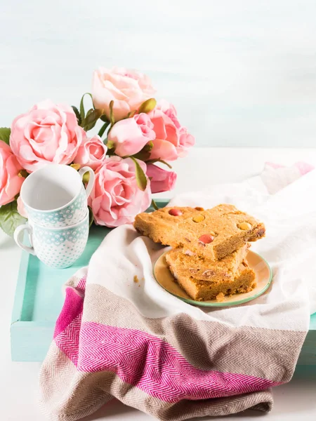 Desayunos festivos flores bolos de mantequilla de maní en pastel — Foto de Stock