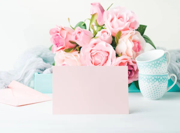 Tomt papper rosa kort Alla hjärtans dag och rosor inbjudan — Stockfoto
