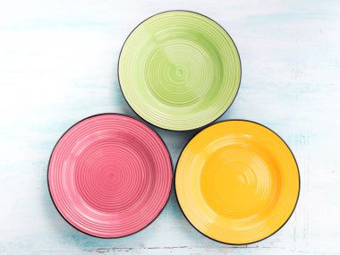 Pastel renkli seramik gıda plakaları üstten görünüm arka planı