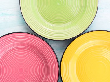 Pastel renkli seramik gıda plakaları üstten görünüm arka planı
