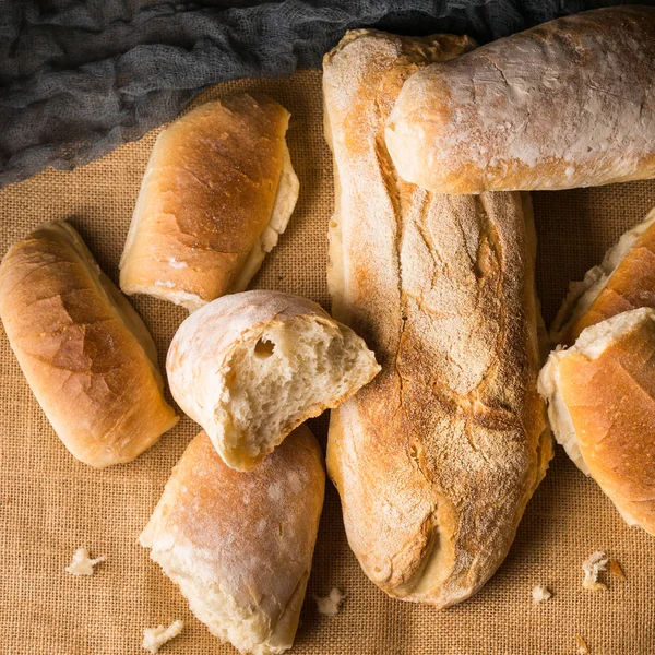 Versgebakken brood op jute donkere houten achtergrond — Stockfoto