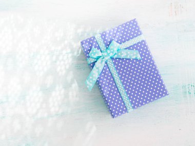 Mavi hediye kutusu şerit pastel arka plan ile. Babalar günü