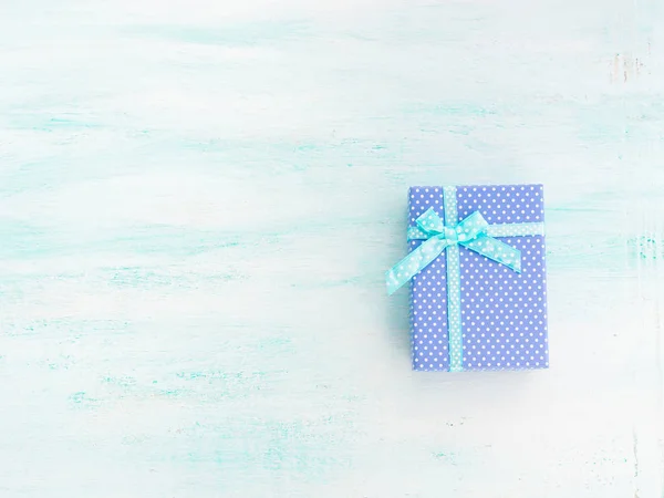Caixa de presente azul com fundo pastel fita. Dia dos pais — Fotografia de Stock