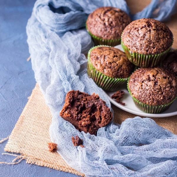 Schokoladen-Bananen-Muffins mit Zuckerbelag. Quadrat — Stockfoto