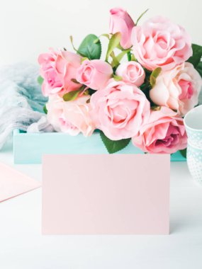 Boş kağıt pembe kart Sevgililer günü ve gül Davetiyesi