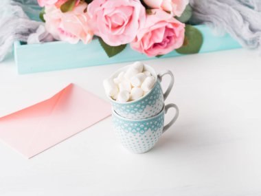 İki bardak Sevgililer günü zarf ve gül kartı