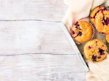 Berry muffins ahşap tepsi peçete Kahvaltı