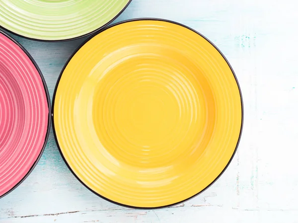 파스텔 컬러 세라믹 음식 접시 평면도 배경 — 스톡 사진