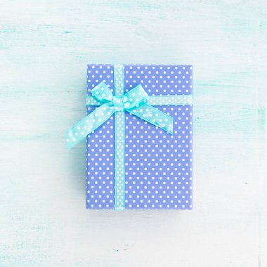 Mavi hediye kutusu şerit pastel arka plan ile. Babalar günü