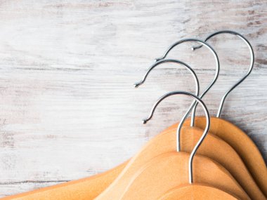 Ahşap elbise askıları. Ne giyeceğimi