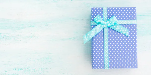 Scatola regalo blu con nastro sfondo pastello. Giorno di padri — Foto Stock