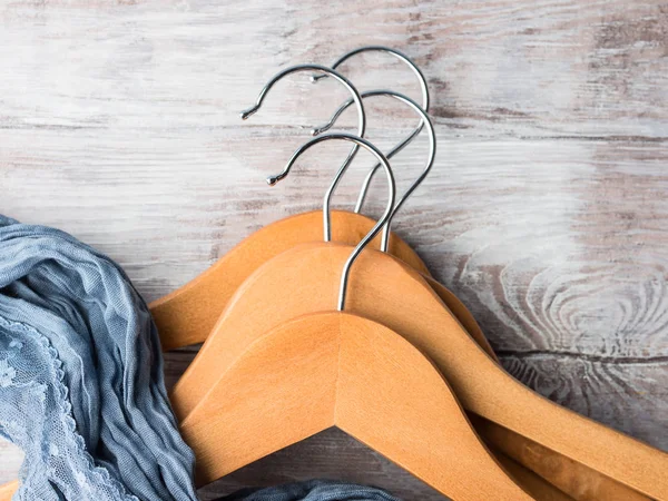 Wooden clothes hangers. What to wear — Stock Photo, Image