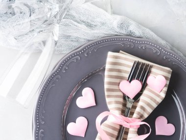 Romantik bir akşam yemeği tarihi kalpler şampanya bardakları gri tabaklar