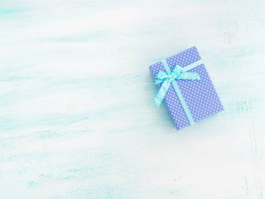 Mavi hediye kutusu şerit pastel arka plan ile. Babalar günü