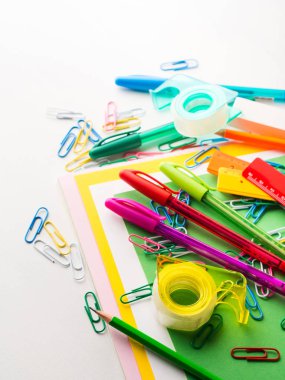 İleti örneği renkli okul araç aksesuarları kalemler yazma