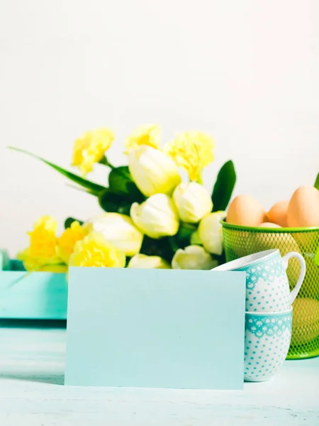 Счастливая пасхальная открытка из тюльпанов на зеленом желтом фоне — стоковое фото