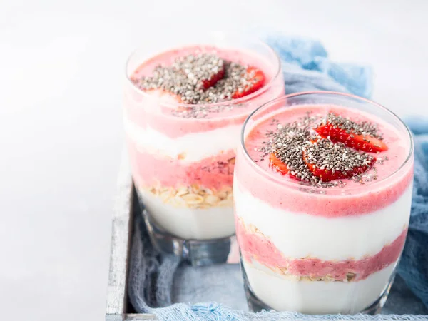 Parfait de fruta de fresa de yogur con avena laminada — Foto de Stock