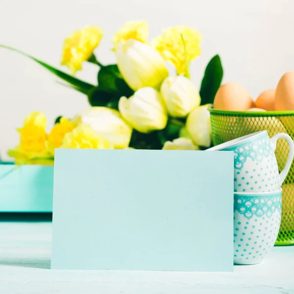 Feliz Pascua pastel verde amarillo fondo tulipanes tarjeta — Foto de Stock