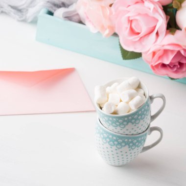 İki bardak Sevgililer günü zarf ve gül kartı