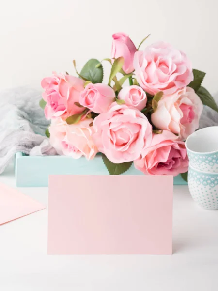 Tarjeta rosa de papel en blanco el día de San Valentín y rosas invitación — Foto de Stock