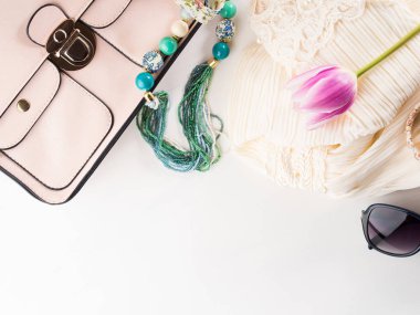 Kadın giyim üzerine beyaz alışveriş aksesuarlar moda elbise