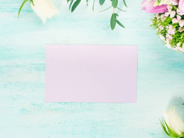 Pastel renkler boş mor kart çiçek Lale gül bahar