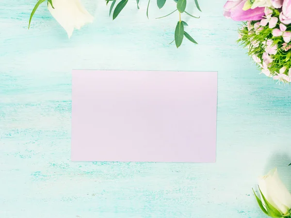 Κενή κάρτα μωβ ροζ τουλίπες λουλούδια άνοιξη παστέλ χρώματα — Φωτογραφία Αρχείου