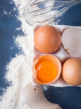 Yumurta pişirme araçları oklava çırpma teli ve malzemeler un