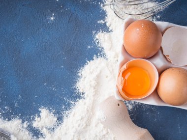 Yumurta pişirme araçları oklava çırpma teli ve malzemeler un