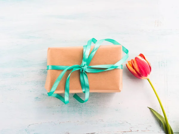 礼品盒与绿丝带柔和的背景。节日礼品 — 图库照片