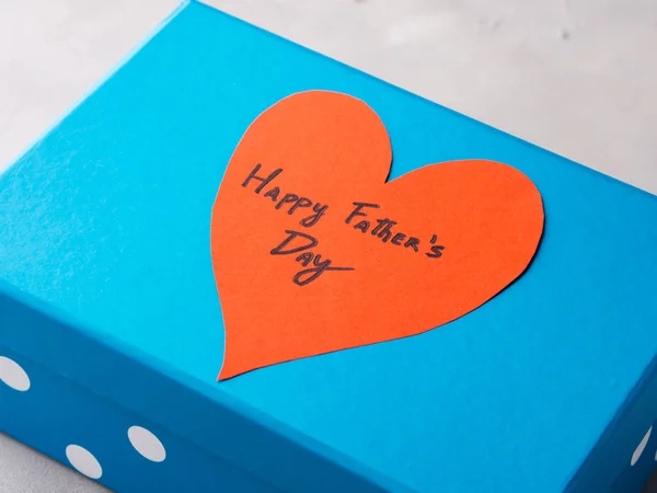Blue box närvarande för fars dag med rött hjärta — Stockfoto